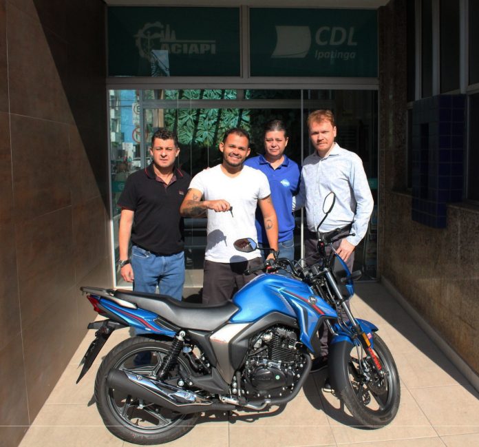Amaury Gonçalves, Magno Wilhiam, Luís Henrique Alves e Evaldo Godoy durante a entrega da moto 0km, que foi um oferecimento da Aliar- Foto Divulgação Aciapi-CDL