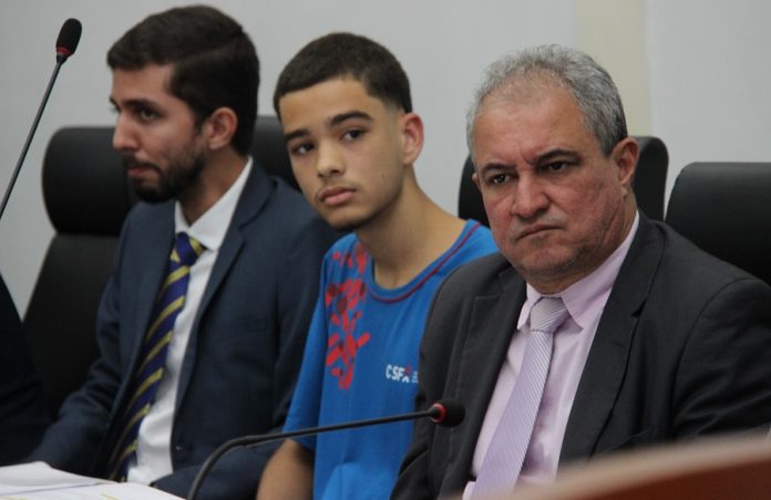 Prefeito Gustavo, vereador mirim Samuel e presidente da CMI Toninho