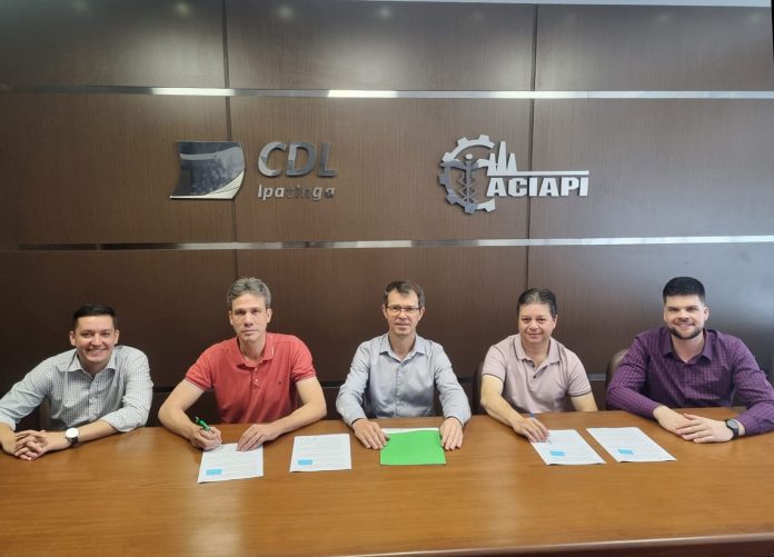 William Schleicher, Cláudio Zambaldi, Márcio Luiz da Costa, Luís Henrique e Joel Meurer durante a assinatura do contrato de convênio - Foto Divulgação