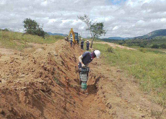 Colaboradores realizando trabalho de reaterro e compactação de valas. (Crédito -Assessoria de comunicação)