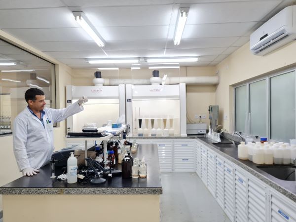 Técnico do laboratório realizando análise de Demanda Química de Oxigênio (DQO) no setor de efluentes do LRVA.