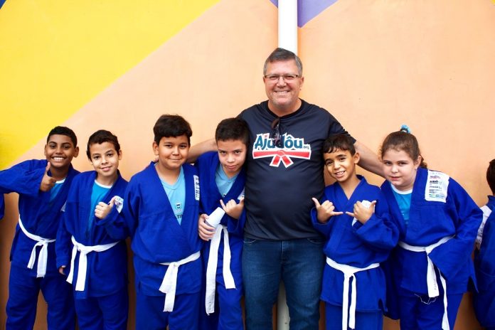 Foto 1 - Júlio César, Fundador do Ajudôu, com alunos de Ipatinga do Projeto Judô nas Escolas que aconteceu em 2023.