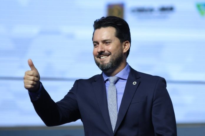 Sucessão em MG tem embate entre vice governador e presidente da AMM