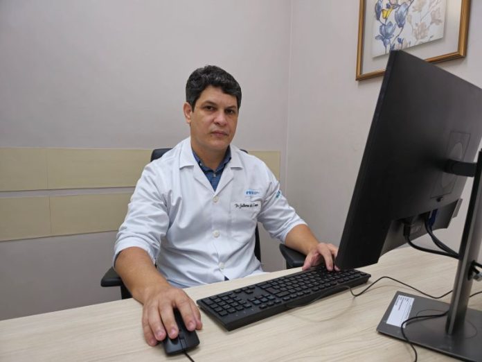 Dr. Guilherme Campos, reumatologista do HMC