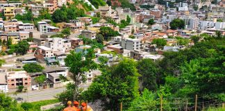 Prefeitura derruba invasão e recupera área pública