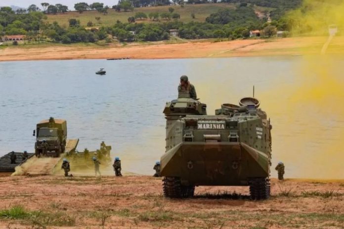 Marinha reúne 2 mil militares em Minas