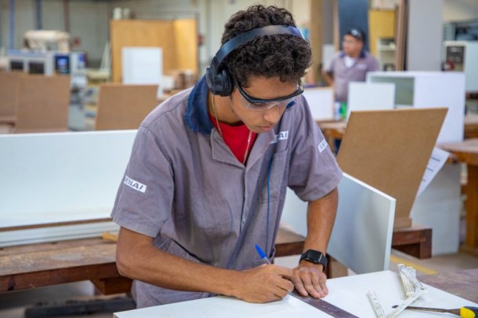 Mais de 90% de chance de emprego: o atrativo que está conquistando os jovens da Geração Z de MG