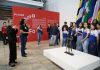 Exposição inédita “Peito de Aço” reúne arte, memória e jogo na Galeria do Teatro Usiminas