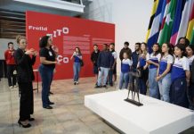 Exposição inédita “Peito de Aço” reúne arte, memória e jogo na Galeria do Teatro Usiminas