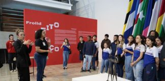 Exposição inédita “Peito de Aço” reúne arte, memória e jogo na Galeria do Teatro Usiminas