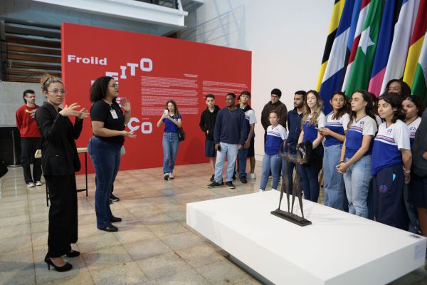 Exposição inédita “Peito de Aço” reúne arte, memória e jogo na Galeria do Teatro Usiminas