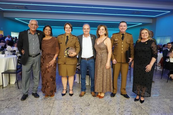 Paulo e Luizinho, acompanhados das esposas, do comando da PM e da diretora Jussara