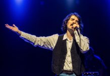 Espetáculo em homenagem a Belchior chega a Ipatinga com André Abreu no Teatro Usiminas