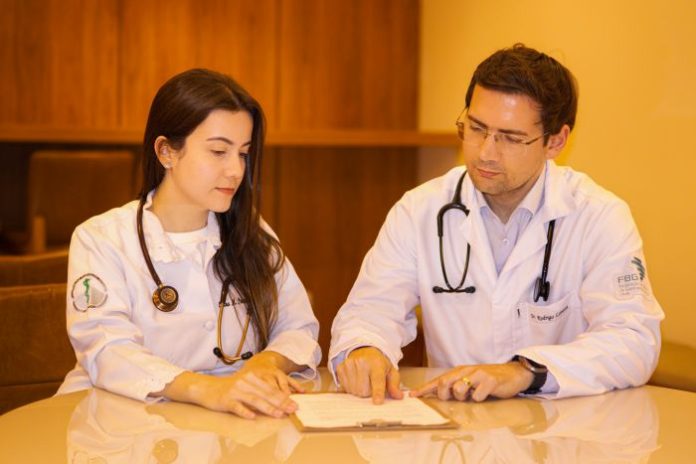 Médica residente Dra. Laura Torres com seu preceptor Dr. Rodrigo Lovatti